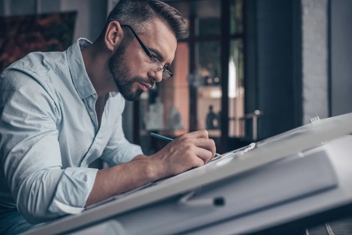 Designer arbeitet an Zeichnungen