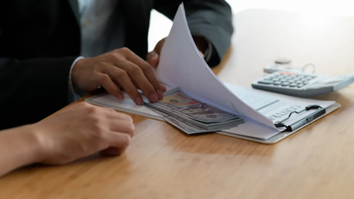 Vertrag wird am Bürotisch unterschrieben