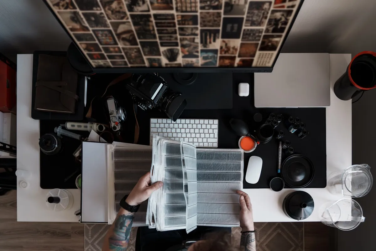 Fotograf sichtet Negative am Schreibtisch